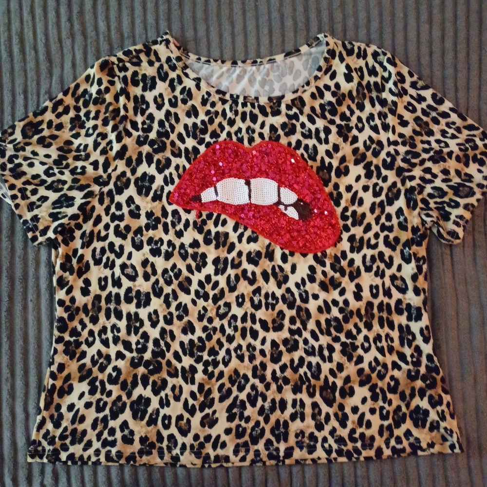 Super soft leopard print shirt with 3D glitter red lips 💋💋💋